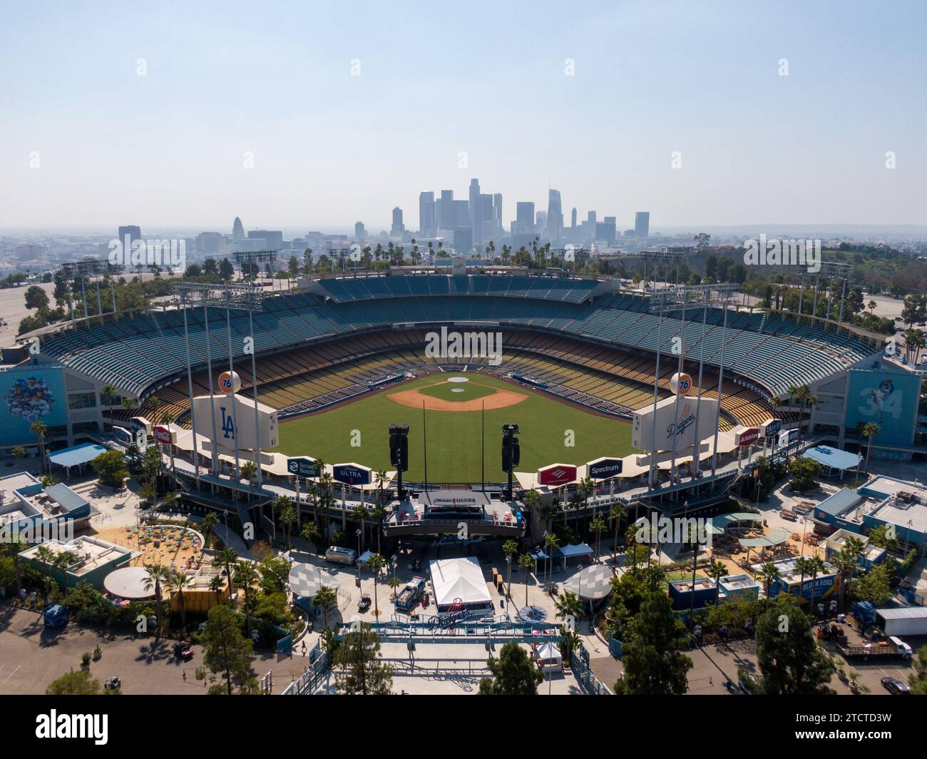 Imágenes de drones del Dodger Stadium con el horizonte de Los Ángeles visible en unas pocas tomas. Foto de stock