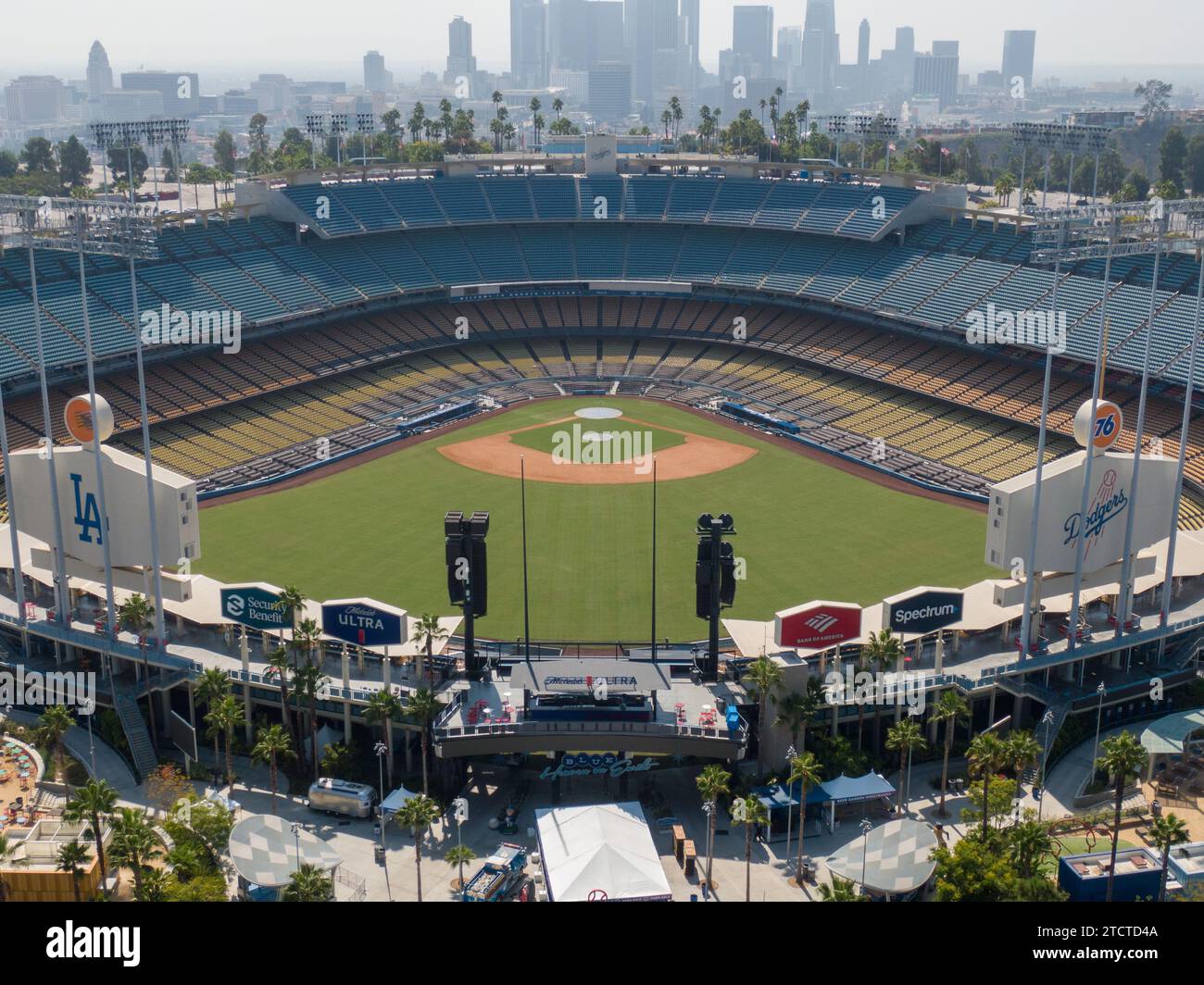 Imágenes de drones del Dodger Stadium con el horizonte de Los Ángeles visible en unas pocas tomas. Foto de stock