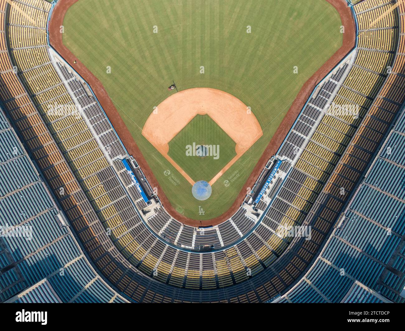 Imágenes de drones del Dodger Stadium con el horizonte de Los Ángeles visible en unas pocas tomas. Foto de stock