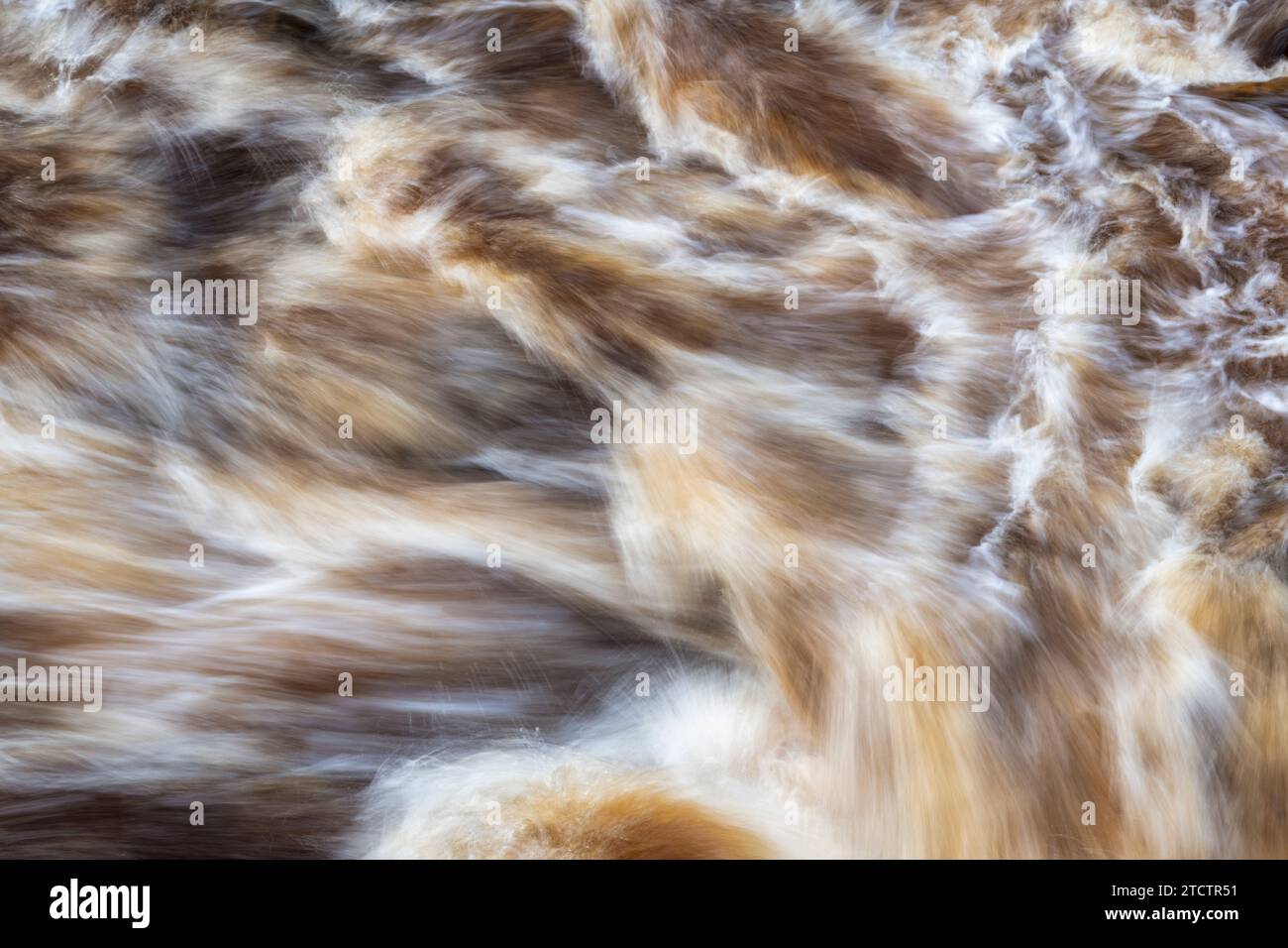 Agua que fluye rápidamente sobre las rocas. Randolf's Leap, River Findhorn, MORAYSHIRE, Escocia. Larga exposición abstracta Foto de stock