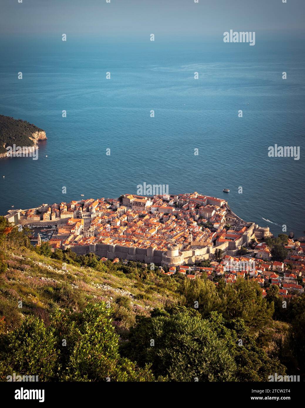 La ciudad amurallada de Dubrovnik, Croacia a lo largo de la costa adriática. Foto de stock