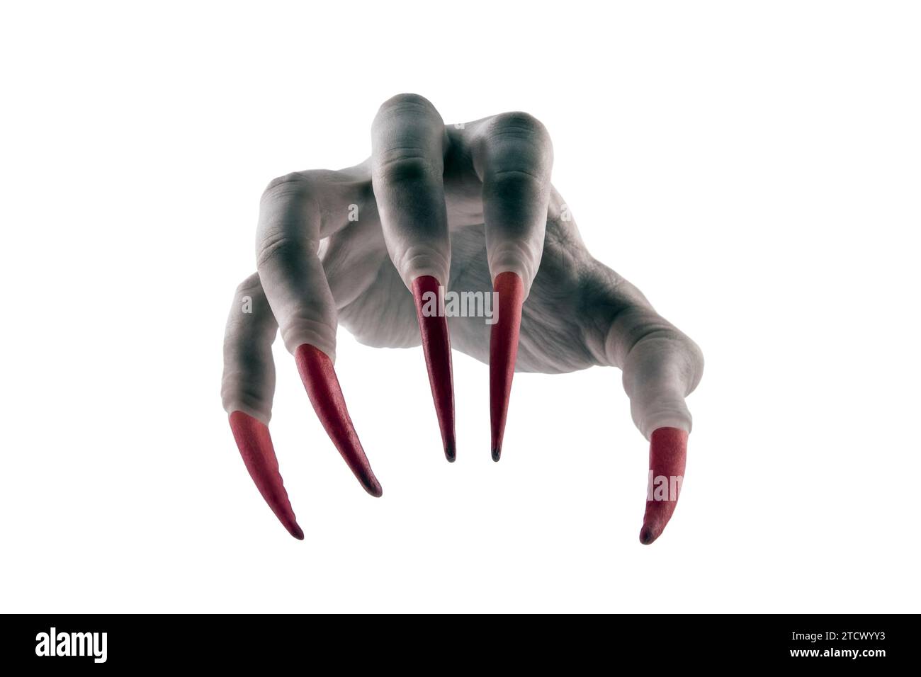 Espeluznante mano de monstruo con garras rojas aisladas sobre fondo blanco con trazado de recorte Foto de stock