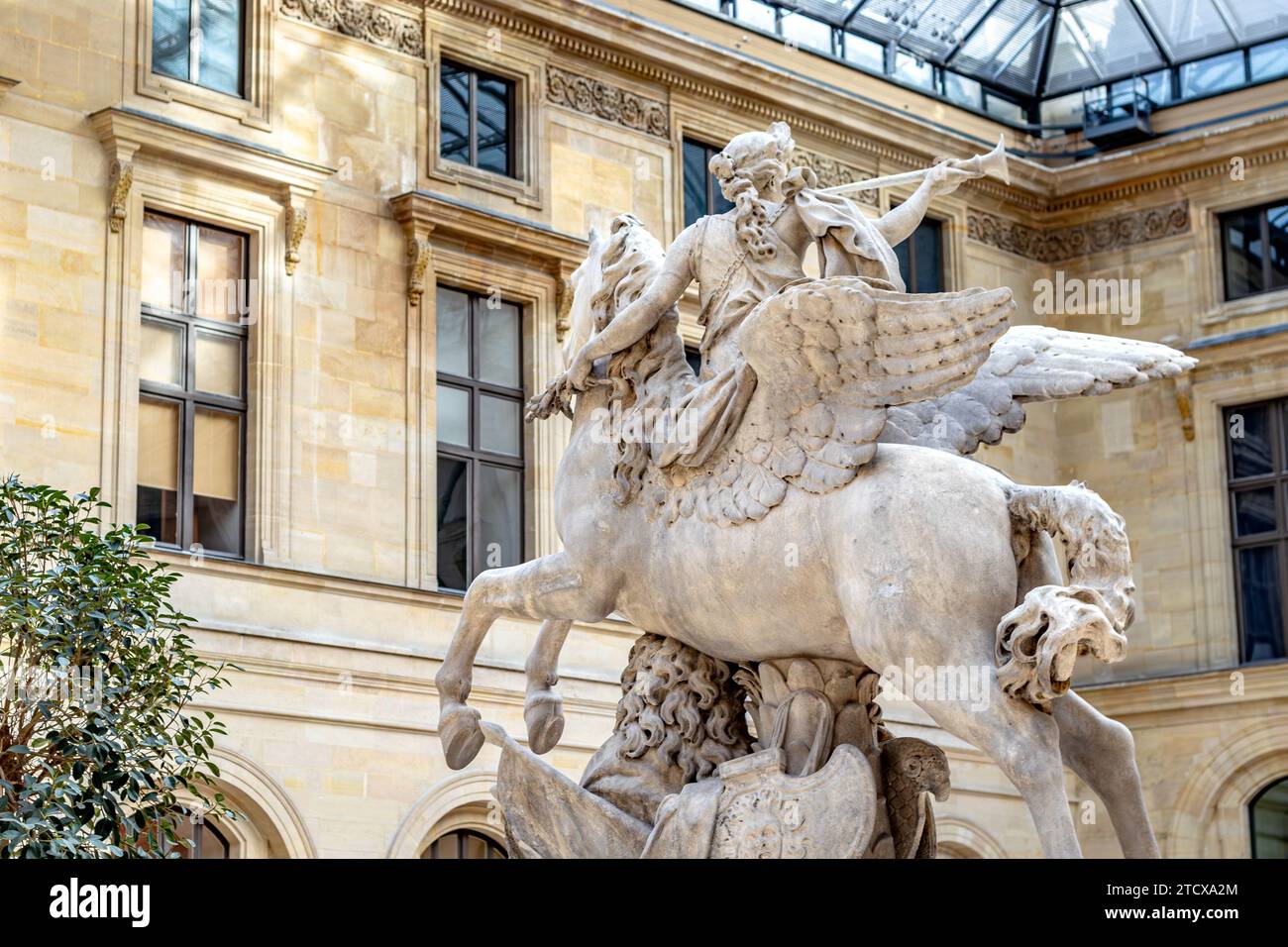 Esculturas en el patio con techo de vidrio conocido como Cour Marly en el ala Richelieu del museo del Louvre, París, Fance Foto de stock