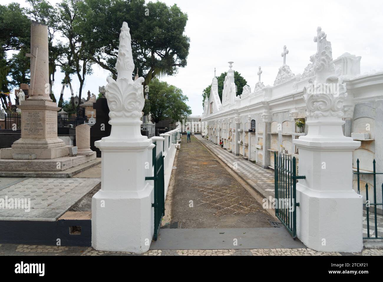 Salvador, BAHIA, BRASIL 02 DE NOVIEMBRE DE 2023 Tumbas del cementerio Campo Santo en la