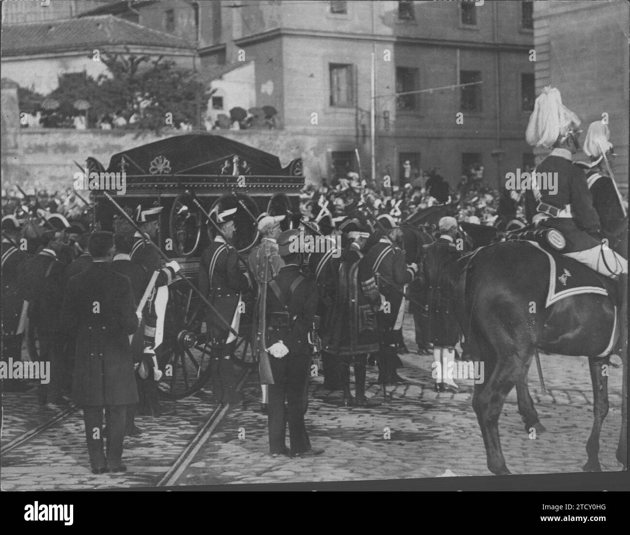 14/07/1920. Entierro de la ex emperatriz Eugenie. En la imagen la procesión fúnebre, que iba desde el palacio de Liria hasta la estación norte. Crédito: Álbum / Archivo ABC / Julio Duque Foto de stock