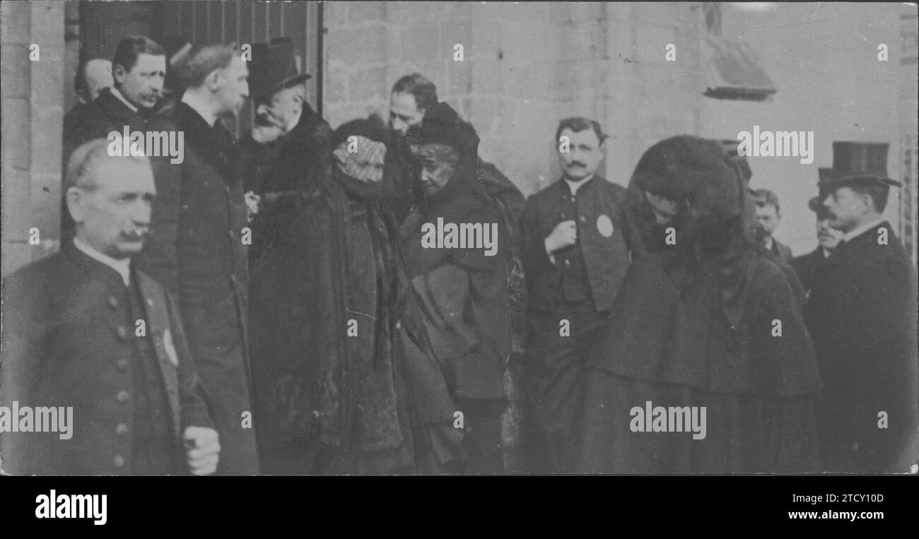 Entierro de la princesa Mathilde en Le Gratien, en 1904. En la imagen, la ex emperatriz Eugenia. Crédito: Álbum / Archivo ABC Foto de stock