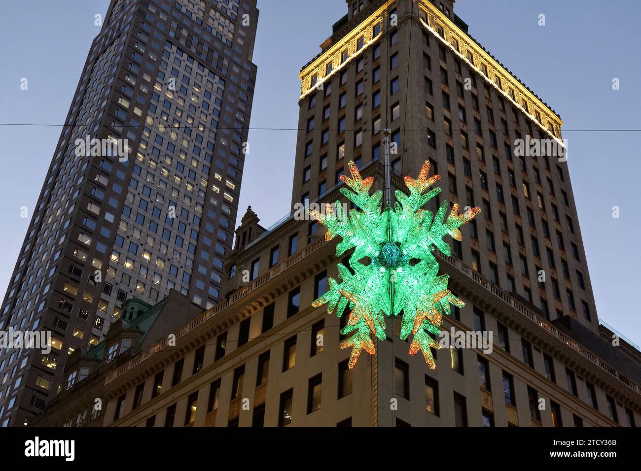 Nueva York, Nueva York, Estados Unidos. 14 de diciembre de 2023. Copo de nieve gigante de color cambiante por encima de la intersección de la Quinta Avenida y la calle 57 para la temporada de vacaciones. (Imagen de crédito: © Milo Hess/ZUMA Press Wire) ¡USO EDITORIAL SOLAMENTE! No para USO comercial! Foto de stock