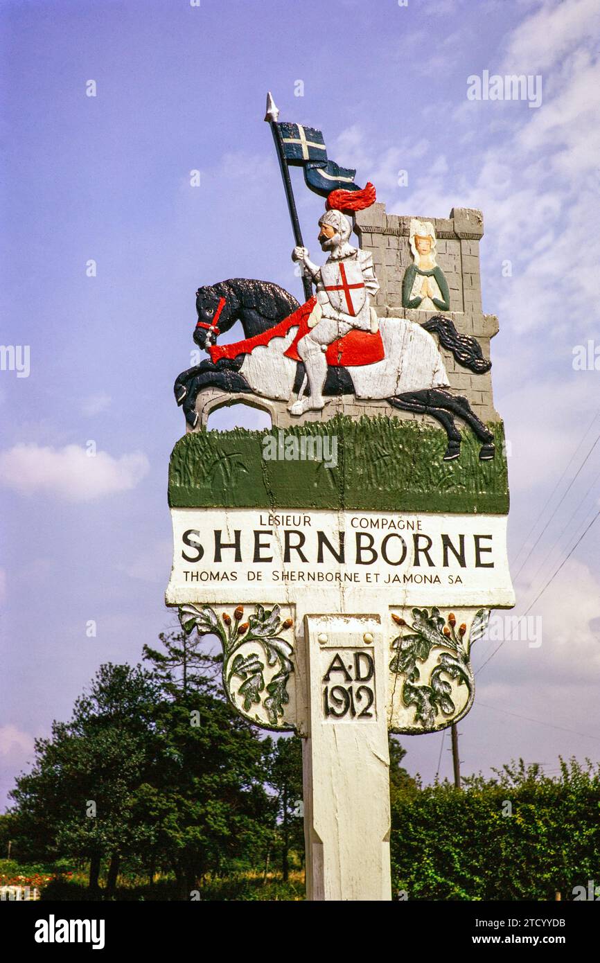 Cartel del pueblo de Shernborne, Shernborne, Norfolk, Inglaterra, Reino Unido Julio 1970 caballero blanco en caballo negro Foto de stock