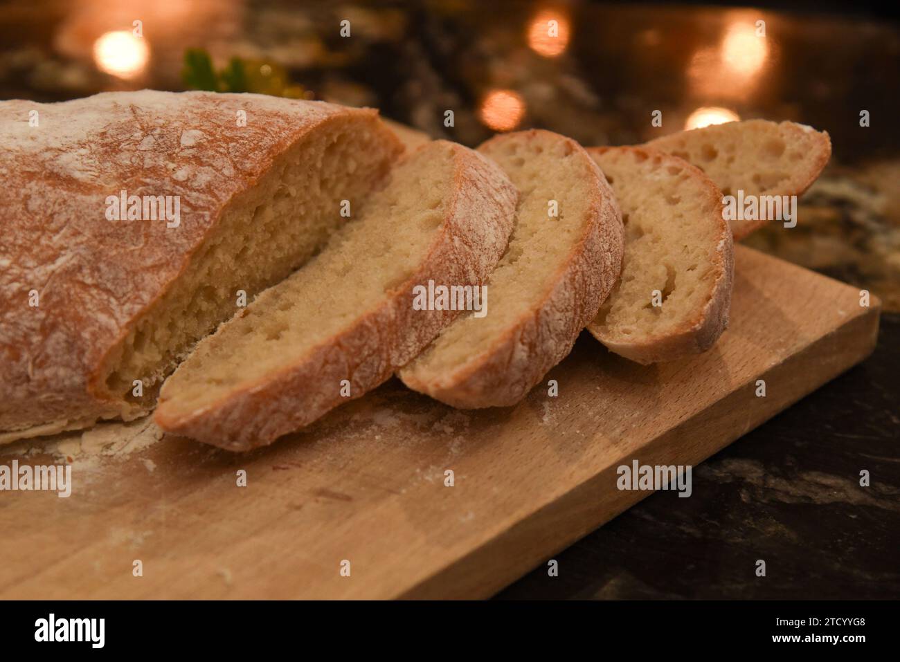 Pan de ciabatta recién cortado Foto de stock