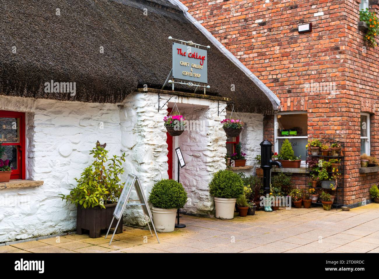 Una pintoresca cafetería dentro de una reproducción de una casa de campo en el pueblo de artesanía, centro de la ciudad de Derry, Irlanda del Norte Foto de stock