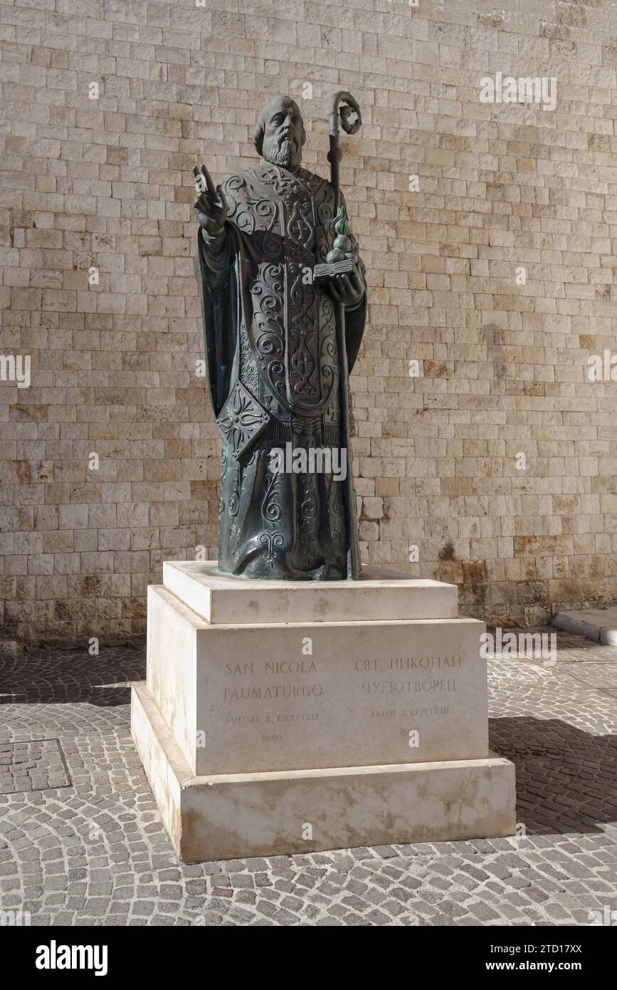 Estatua de San Nicolás en la iglesia y sitio de peregrinación Basílica San Nicola en el casco antiguo de Bari Vecchia, Italia Foto de stock