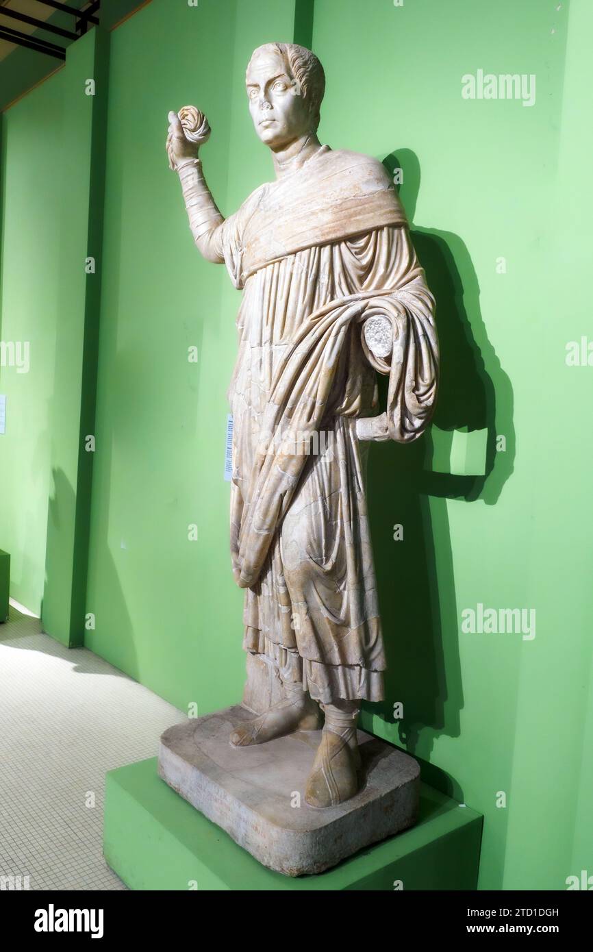 Estatua de un magistrado superior. Roma, desde el llamado templo de