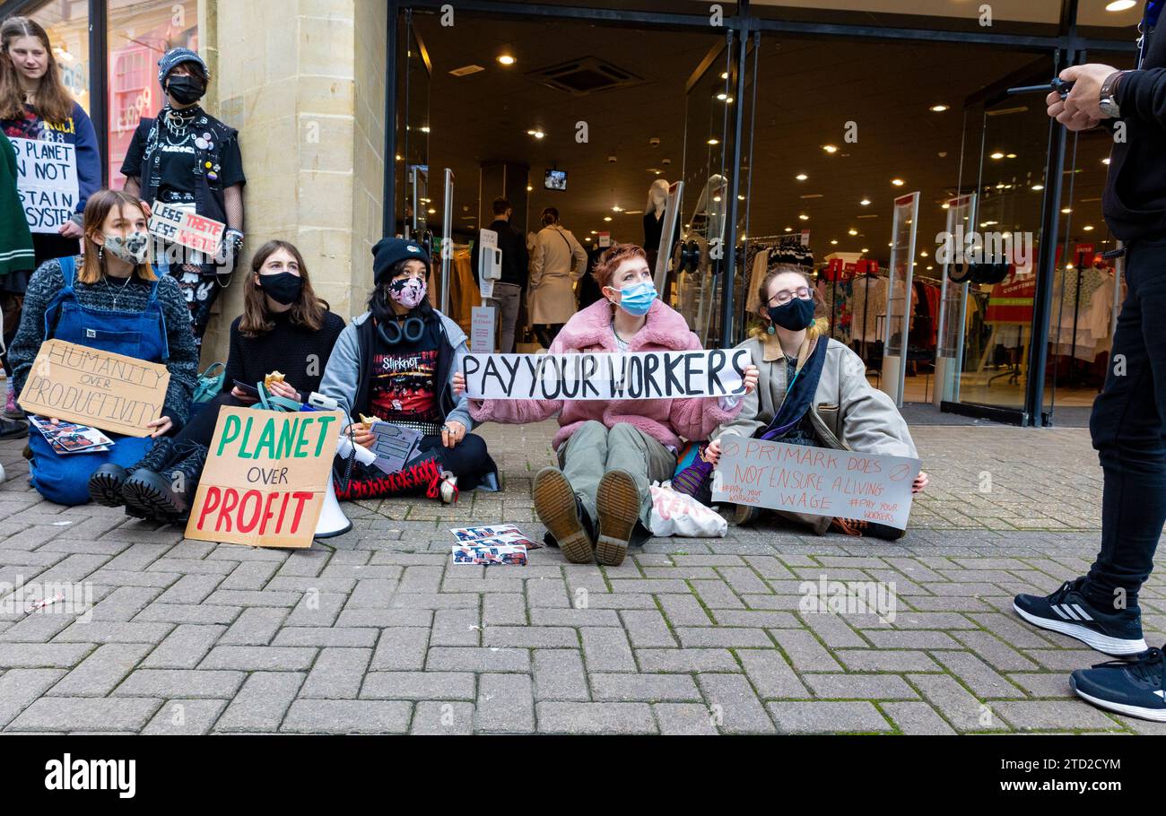 Jóvenes huelguistas se reúnen en Truro protestando contra la industria de la moda rápida que exige un salario digno para los trabajadores Foto de stock