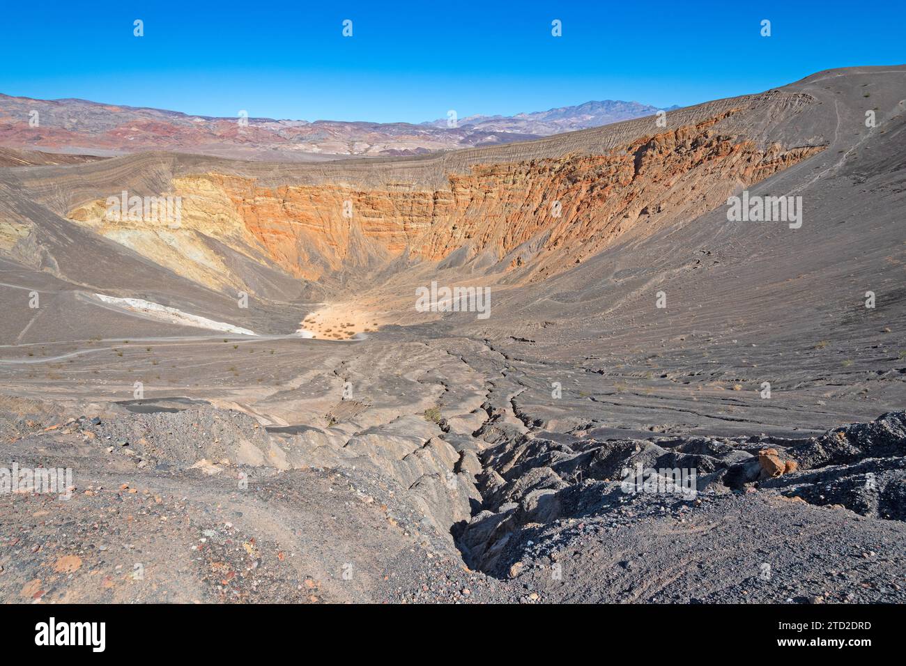 Depósitos de ceniza erosionados en el cráter volcánico de Ubehebe en el Parque Nacional del Valle de la Muerte en California Foto de stock