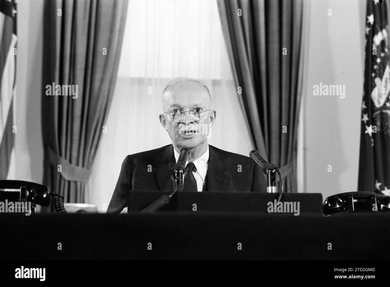 Dwight D. Eisenhower, presidente de los Estados Unidos, pronunciando un discurso sobre la intervención militar de los Estados Unidos en el Líbano, Casa Blanca, Washington, D.C., EE.UU. Marion S. Trikosko, Colección de Fotografías de la revista U.S. News & World Report, 4 de julio de 1958 Foto de stock