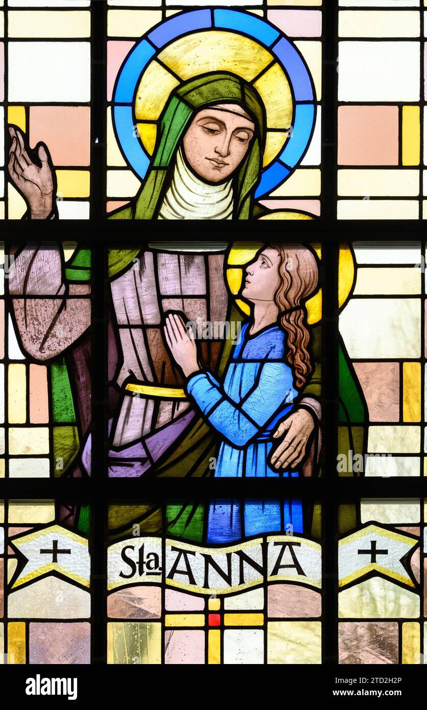 Santa Ana (la Madre de la Virgen María). Una vidriera en Église Saint-Laurent (Iglesia de San Lorenzo), Strassen, Luxemburgo. Foto de stock