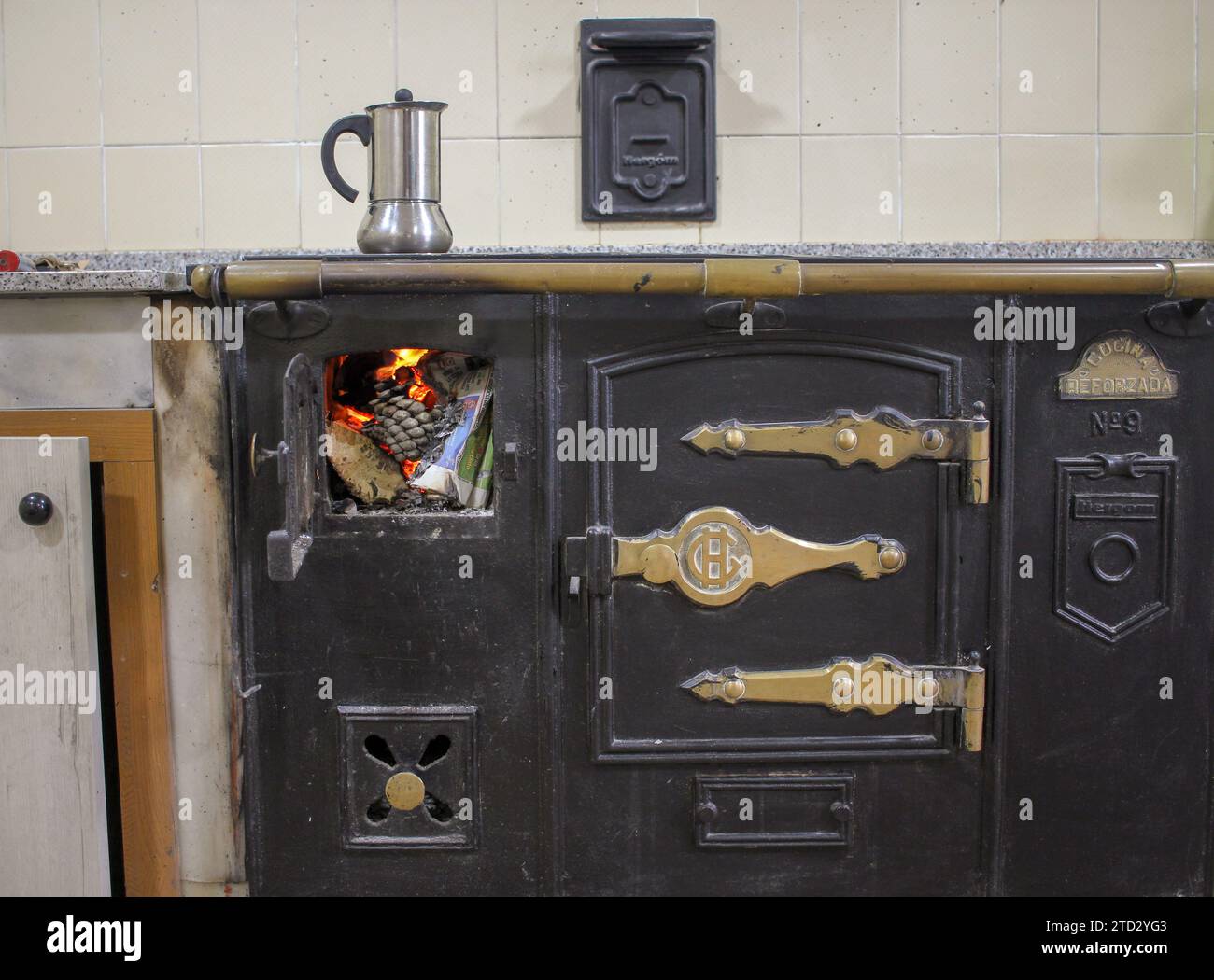 Cerveza antigua: Café percolando en una estufa de madera Foto de stock