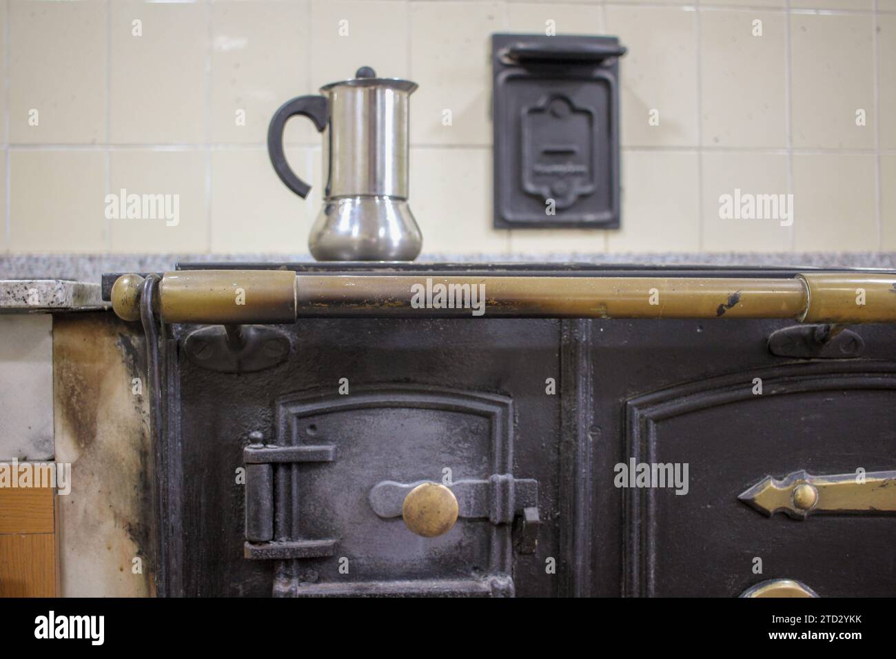 Cerveza antigua: Café percolando en una estufa de madera Foto de stock