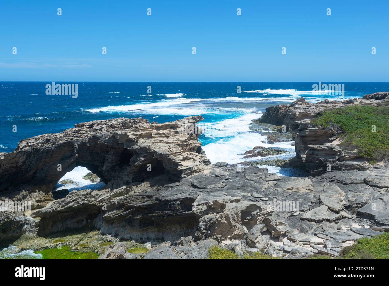 Vista panorámica de Cabo Vlamingh y su escarpada costa, Océano Índico, Isla Rottnest o Wadjemup, Australia Occidental, Australia Foto de stock
