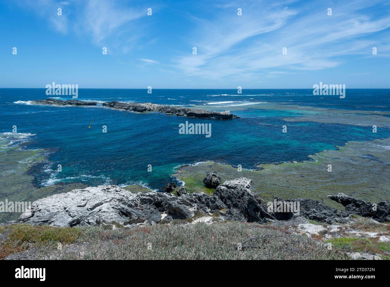 Vista panorámica de Cathedral Rocks y su escarpada costa, Océano Índico, Isla Rottnest o Wadjemup, Australia Occidental, Australia Foto de stock