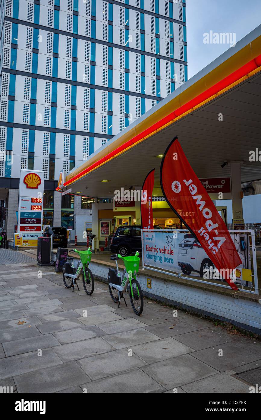 London City Centre Garage Gasrol Station - Estación de gasolina Shell en el centro de Londres, cerca de la rotonda de Old Street. Señales de la estación de gasolina Shell. Foto de stock