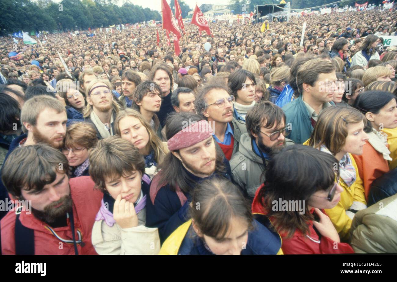 DEU, Alemania: Las diapositivas históricas de los años 84-85 r, Bonn. Jardín de la corte. Movimiento por la paz en 20.10.1984 Foto de stock