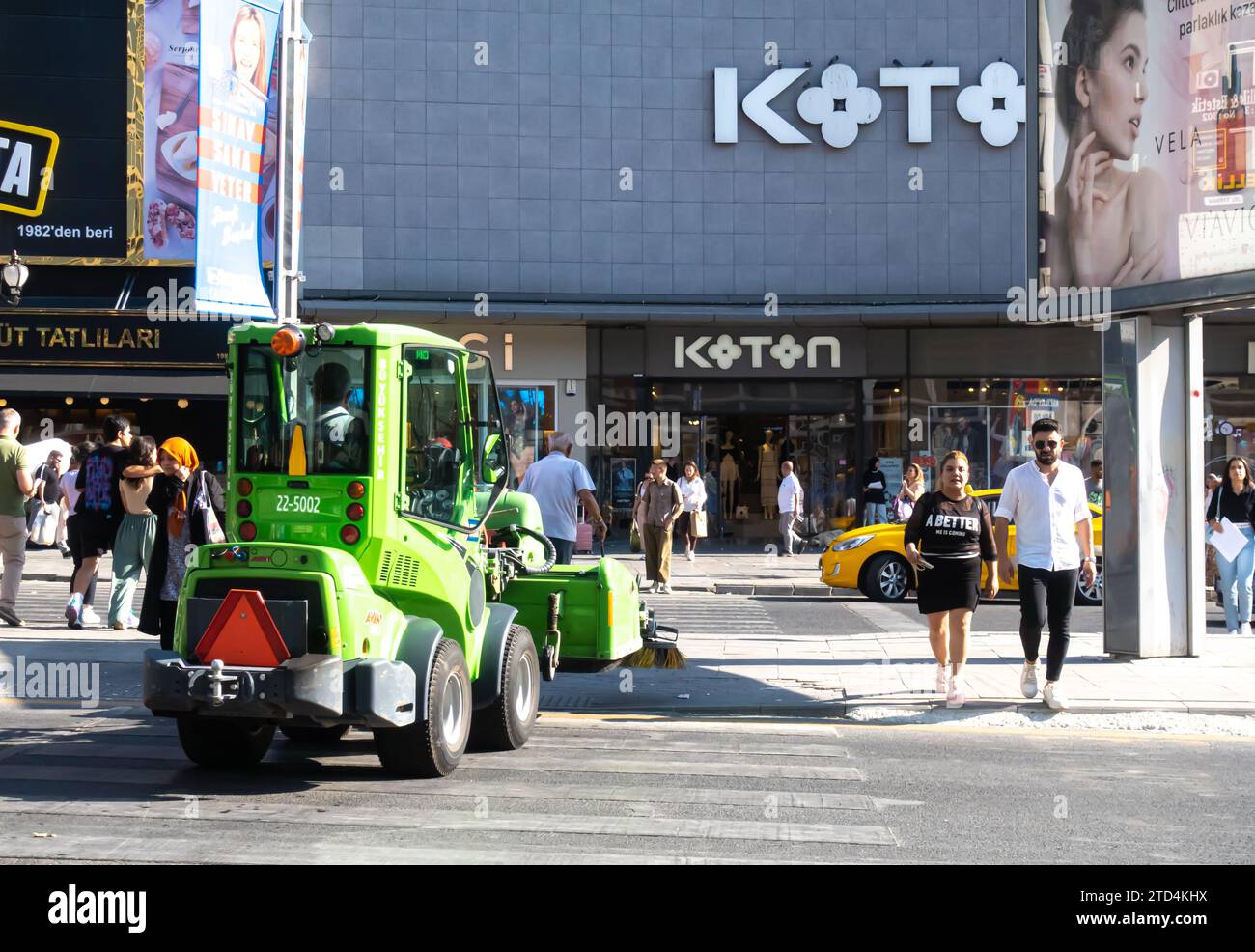 Vehículo de barrido de la calle en el centro de Ankara Turquía Foto de stock