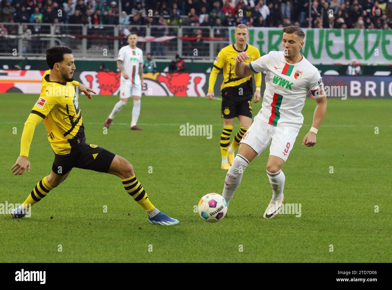 AUGSBURG, Alemania - 16. Diciembre 2023: #9 Ermedin DEMIROVIC, 5 Rami ...