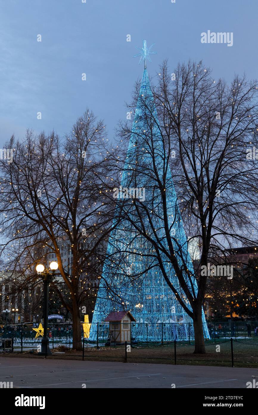 Denver, Colorado - 10 de diciembre de 2023: Abeto artificial con