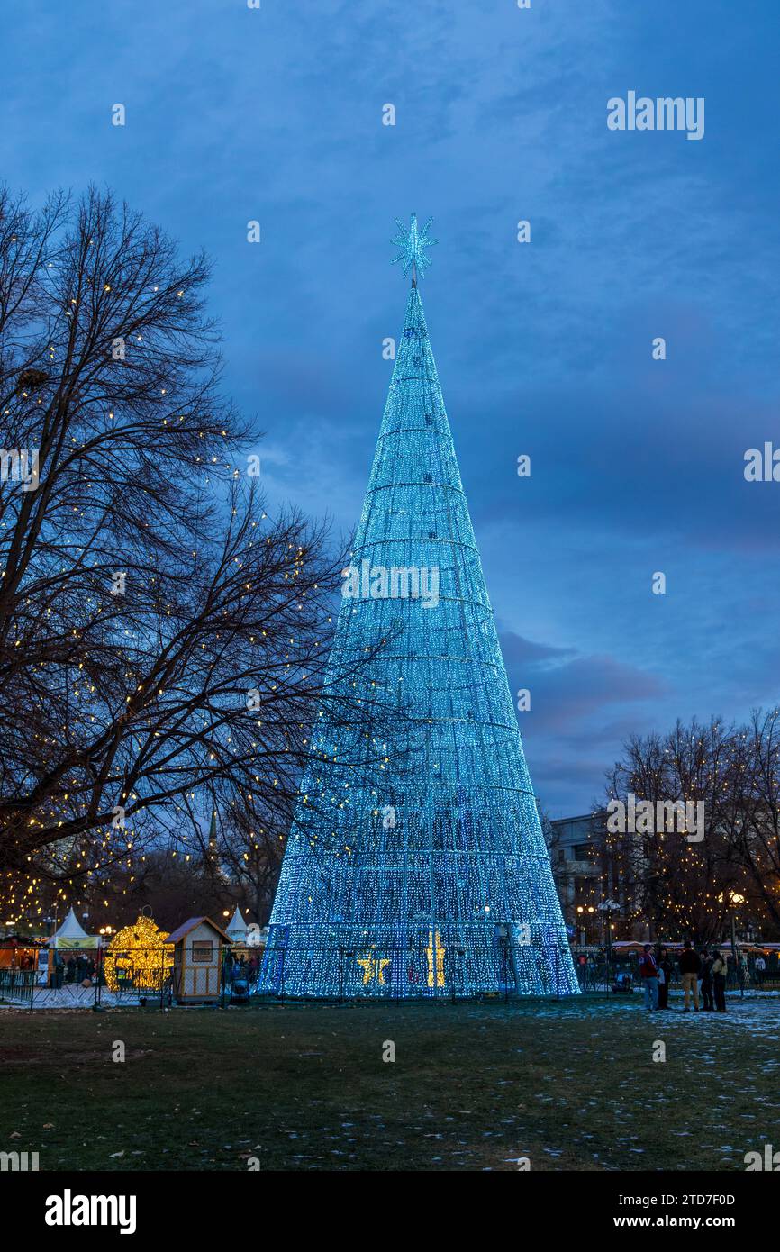 Denver, Colorado - 10 de diciembre de 2023: Abeto artificial con