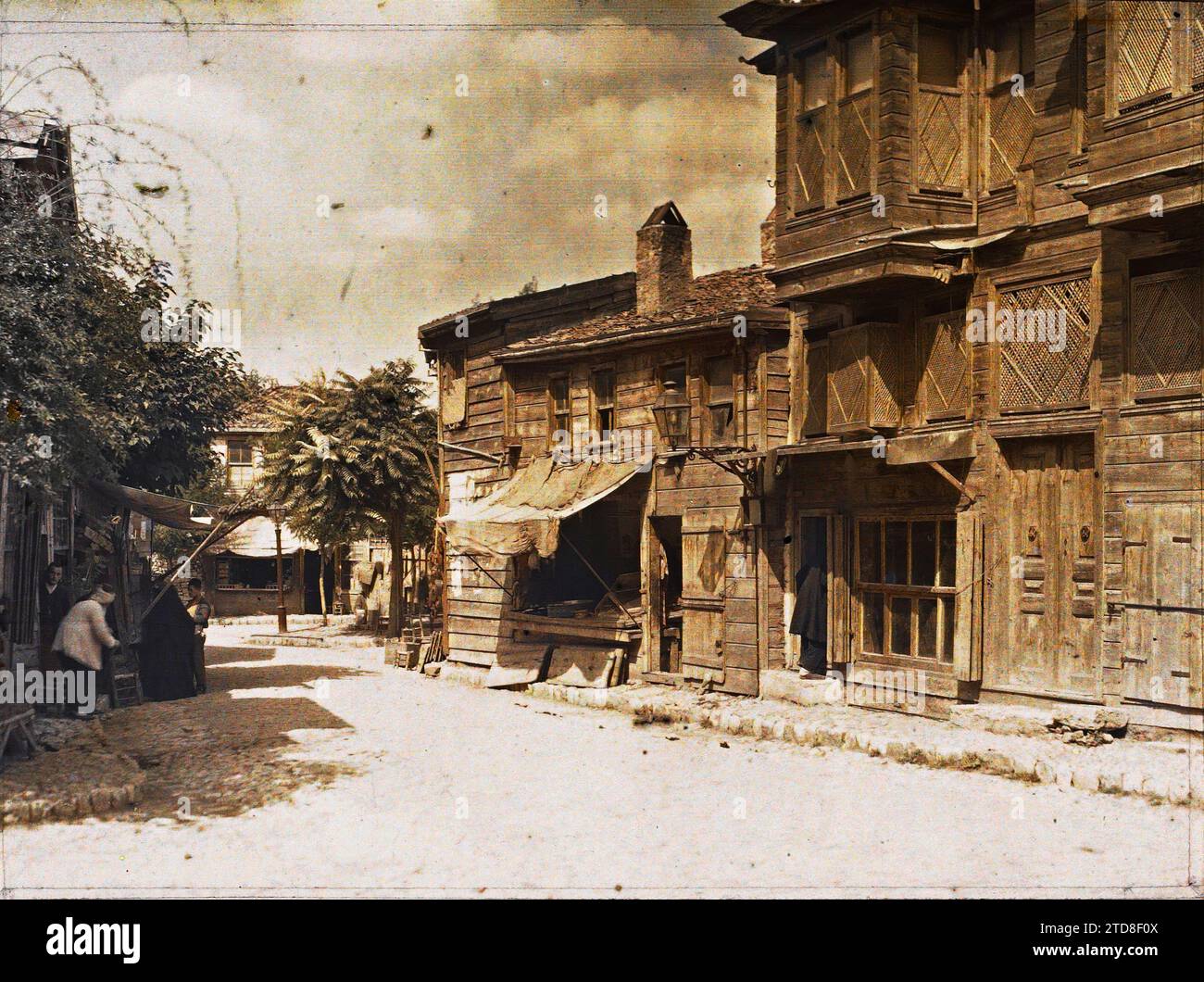 Constantinopla (actual Estambul), Turquía Una calle bordeada de edificios de madera con tiendas en la planta baja y casas en la planta superior, Actividad económica, HD, Vivienda, Arquitectura, lámpara de calle, lámpara de calle, tienda, tienda, existe en alta definición, Vivienda, calle, distrito, Turquía, Stamboul, A street, Estambul, 01/09/1912 - 30/09/1912, Passet, Stéphane, fotógrafo, 1912 - Turquie - Stéphane Passet - (septiembre), Autochrome, foto, Vidrio, Autochrome, foto, Positivo, Horizontal, Tamaño 9 x 12 cm Foto de stock