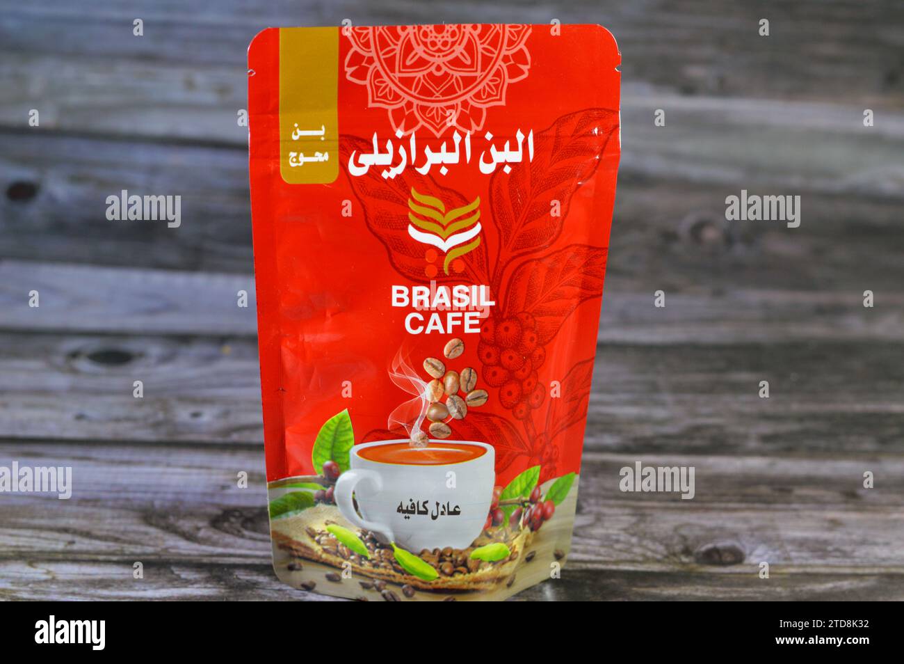 El CAIRO, Egipto, 13 de diciembre de 2023: Café brasileño mediano Adel con cardamomo, café Grind de la planta de Coffea y la fuente de café, el pip dentro del Foto de stock