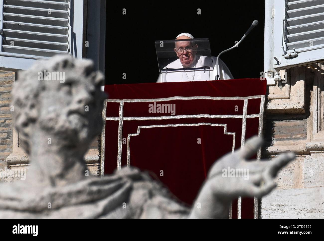 El día de su cumpleaños, el Papa Francisco dirige la oración semanal del ángelus desde la ventana del palacio apostólico con vistas a San La plaza de Pedro el 17 de diciembre de 2023 en el Vaticano. El Papa Francisco cumplió 87 años. Foto: Eric Vandeville/ABACAPRESS.COM Crédito: Abaca Press/Alamy Live News Foto de stock