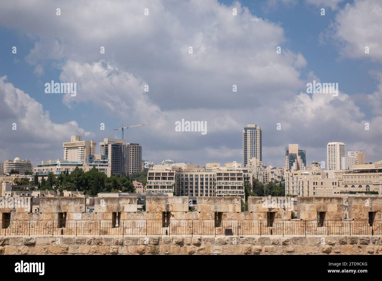 Paredes del Museo de la Torre de David en Jerusalén con la ciudad de Jerusalén en el fondo. Foto de stock