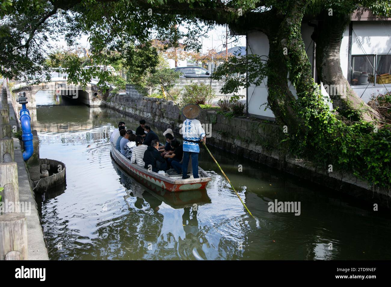 Yanagawa, Japón; 10 de octubre de 2023: La ciudad de Yanagawa en Fukuoka tiene hermosos canales para pasear junto con sus barcos dirigidos por barqueros expertos. Foto de stock