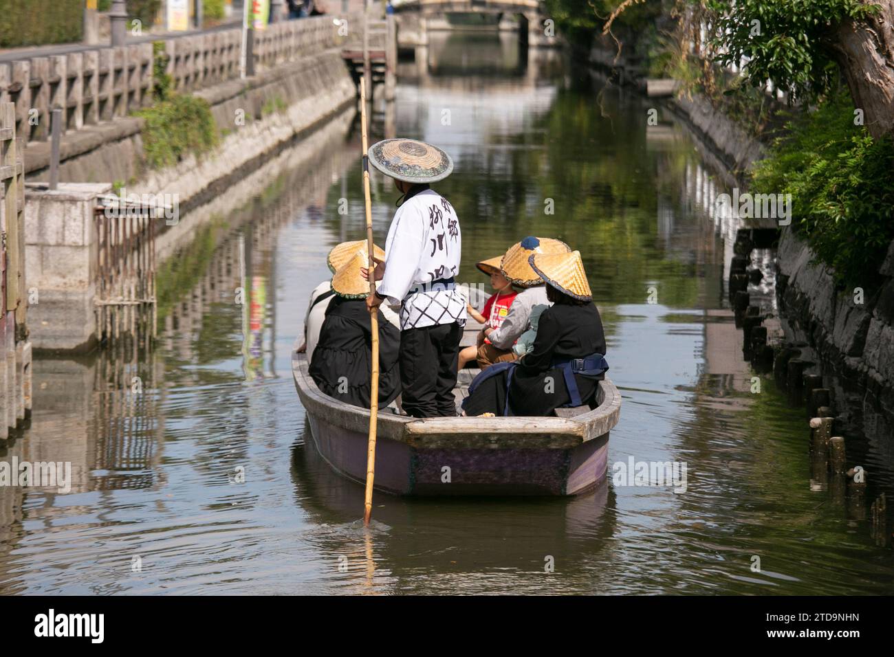 Yanagawa, Japón; 10 de octubre de 2023: La ciudad de Yanagawa en Fukuoka tiene hermosos canales para pasear junto con sus barcos dirigidos por barqueros expertos. Foto de stock