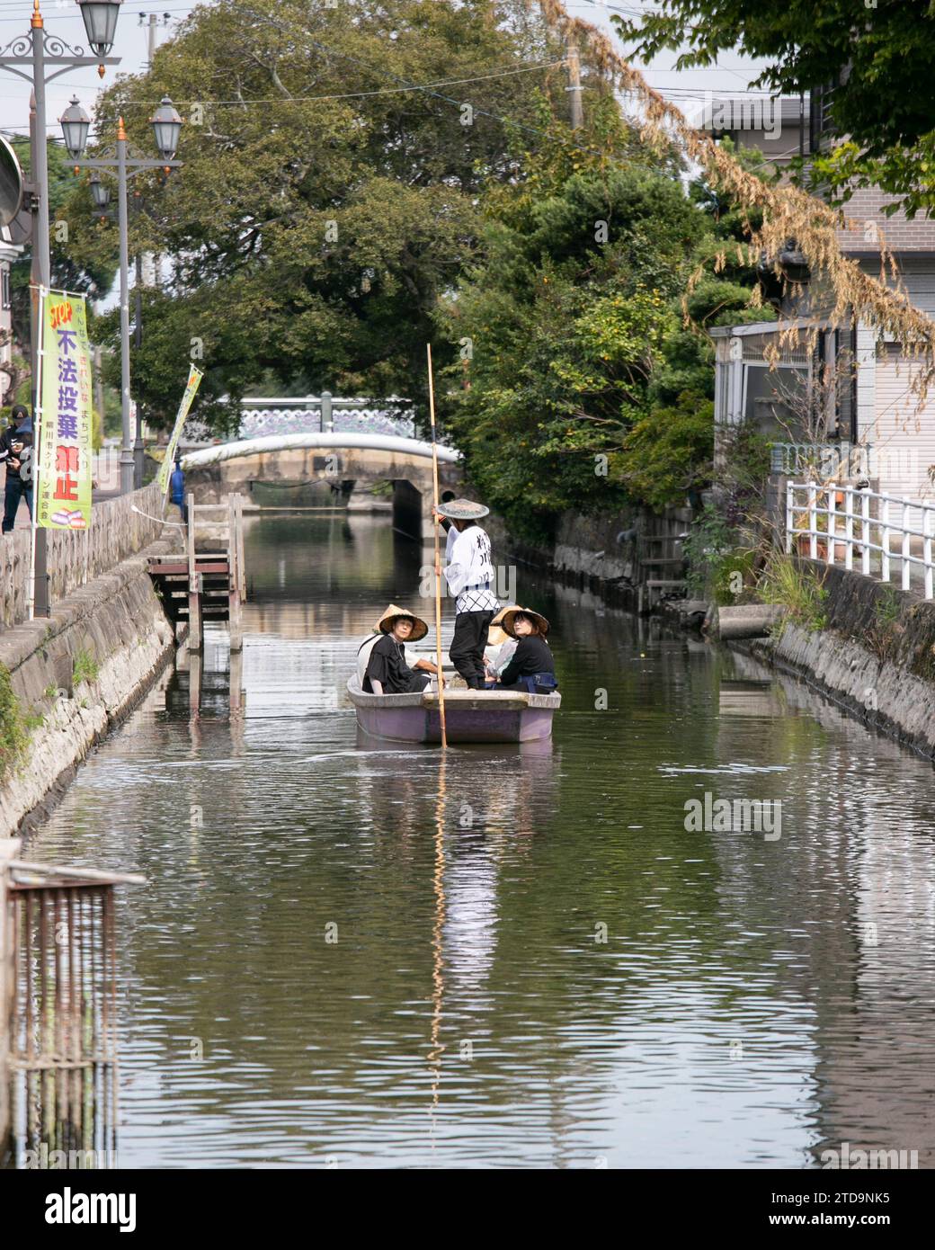 Yanagawa, Japón; 10 de octubre de 2023: La ciudad de Yanagawa en Fukuoka tiene hermosos canales para pasear junto con sus barcos dirigidos por barqueros expertos. Foto de stock