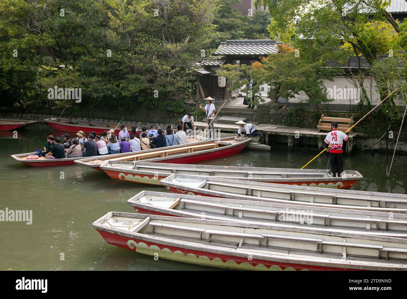 Yanagawa, Japón; 10 de octubre de 2023: La ciudad de Yanagawa en Fukuoka tiene hermosos canales para pasear junto con sus barcos dirigidos por barqueros expertos. Foto de stock