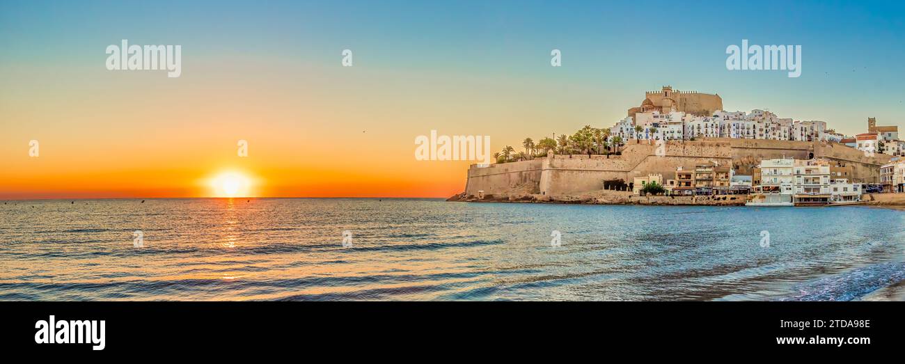 Vista panorámica de Peñíscola durante el amanecer, una ciudad costera en el este de España, Costa del Azahar, Provincia Castello, España Foto de stock