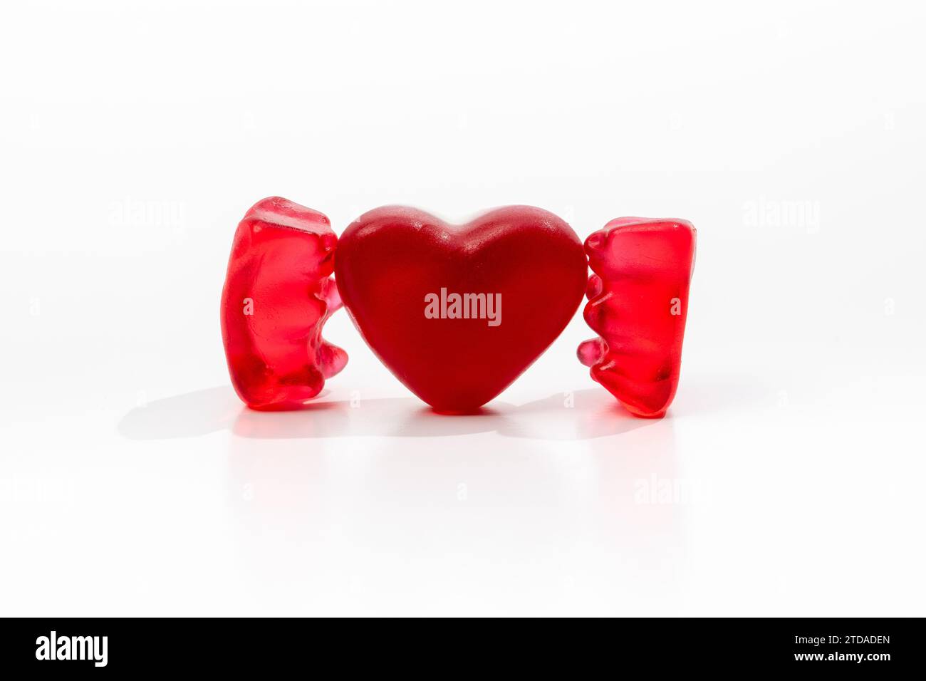 Concepto de amor con orejas Gummi y corazón rojo Foto de stock