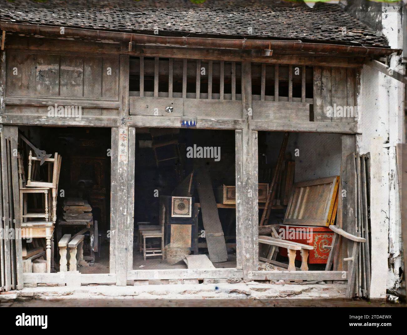 Hà-Nôi, Hainoi Vietnam, Tonkin, Indochina Una tienda de venta de ataúdes y muebles de madera, en la 'rue des Coffins', Actividad económica, Sociedad, Registro, información, tienda, tienda, Funerales, Artesanía, inscripción religiosa o votiva, Indochina, Tonkin, Hanoi, Tiendas, comerciantes de ataúdes, Tienda rue des Corceuils en Hanoi, Quartier sino-annamite, 01/09/1915 - 30/11/1915, ocupado, Léon, Léon ocupado fotógrafo en Indochine, Autochrome, foto, Vidrio, Autochrome, foto, Positivo, Horizontal, Tamaño 9 x 12 cm Foto de stock