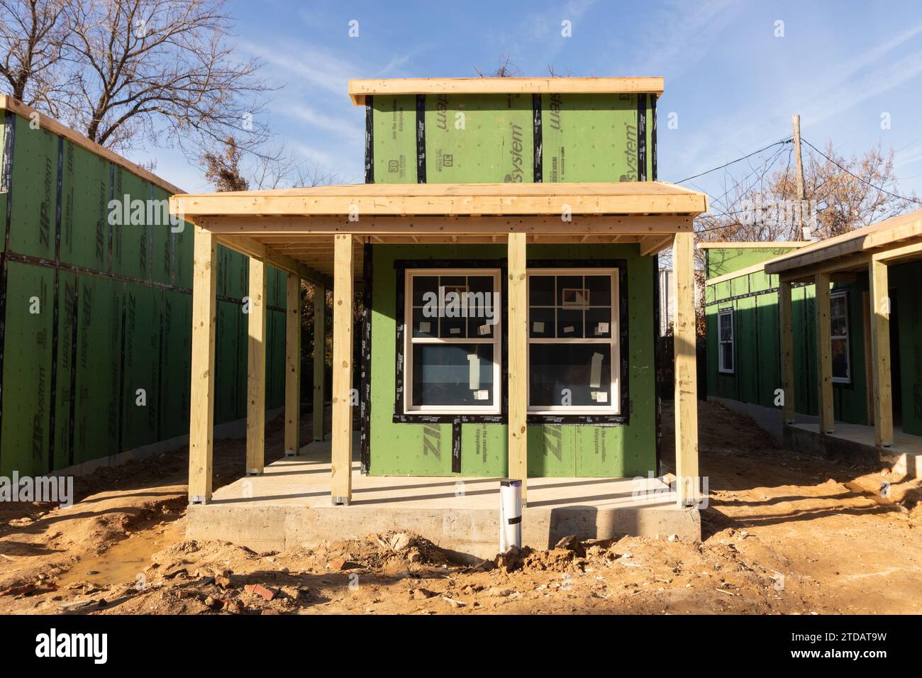 Nuevo desarrollo de pueblo de casa pequeña asequible con porches en el este de Baltimore Foto de stock
