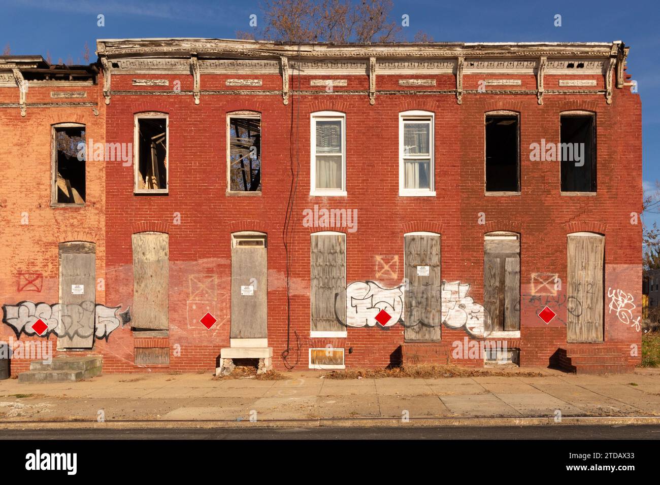 Casas vacías de fila con símbolos de no ingresar para el Departamento de Bomberos en East Baltimore Foto de stock