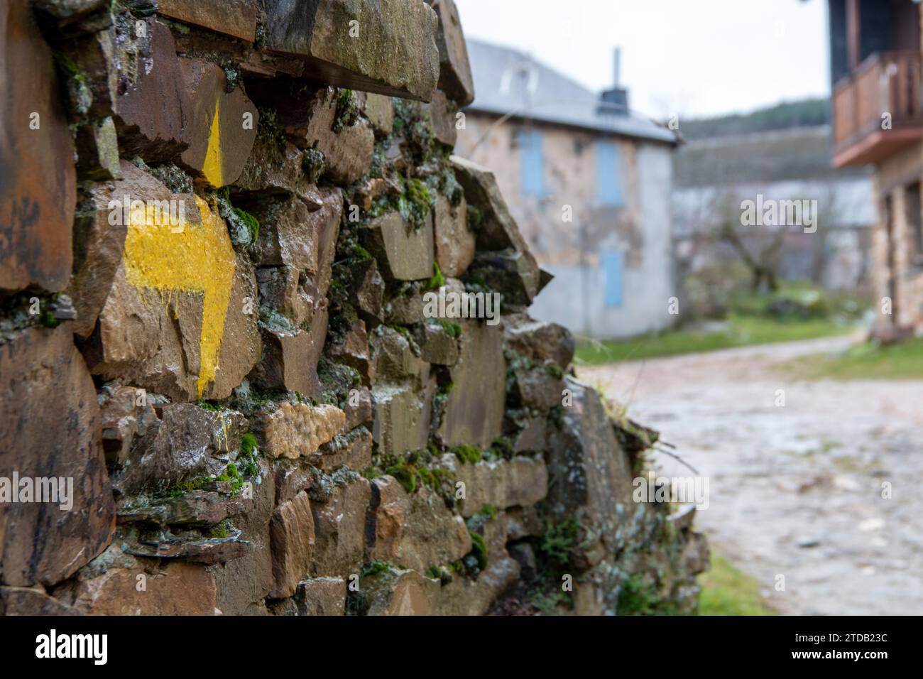 Flechas amarillas que indican el camino a seguir en las diferentes etapas del Camino de Santiago Foto de stock