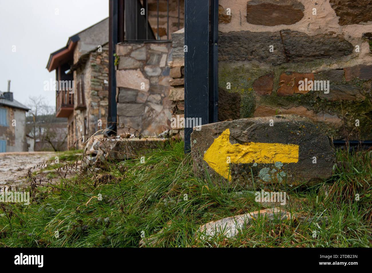 Flechas amarillas que indican el camino a seguir en las diferentes etapas del Camino de Santiago Foto de stock