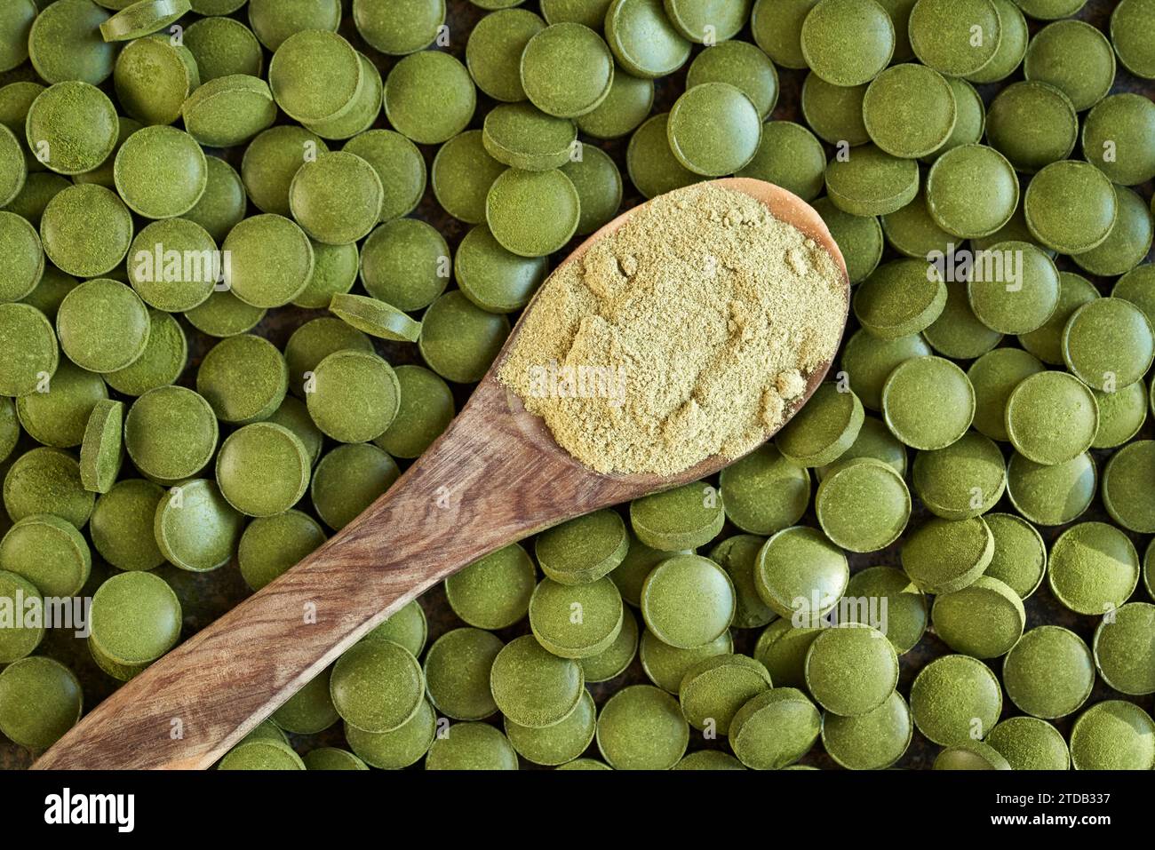 Polvo y tabletas de hierba de cebada verde seca Foto de stock