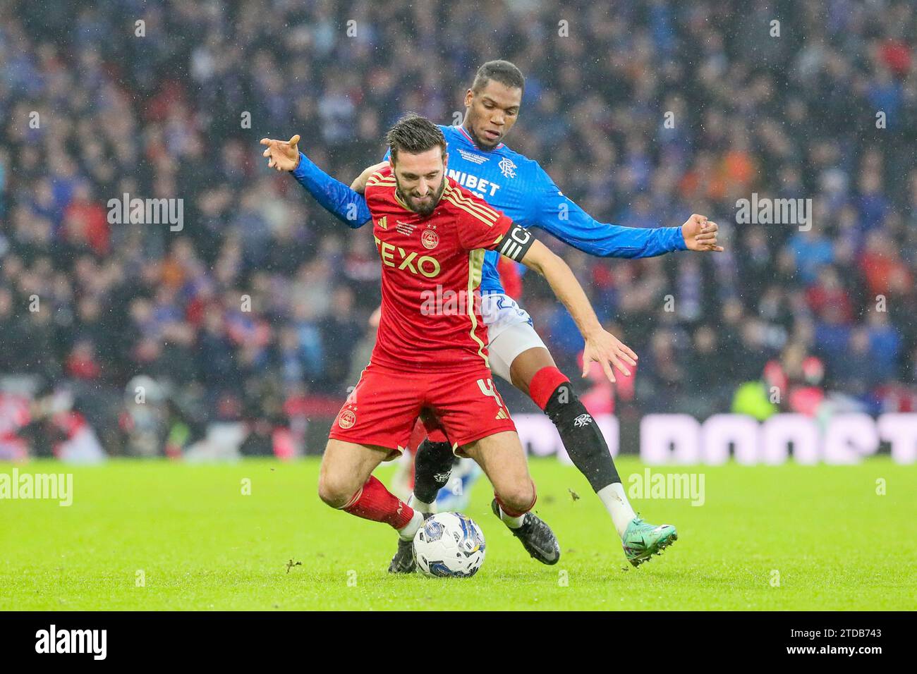 Glasgow, Reino Unido. 17 de diciembre de 2023. En la final de la competición de fútbol de la Copa Viaplay 2023/2024, Rangers jugó contra Aberdeen en Hampden Park, el Estadio Nacional de Escocia FA. Los Rangers ganaron 1 - 0, con el gol ganador marcado por James Tavernier, (Rangers 2) el Capitán de los Rangers, con una asistencia de Borna Barisic, (Rangers 31) en 78 minutos. Crédito: Findlay/Alamy Live News Foto de stock