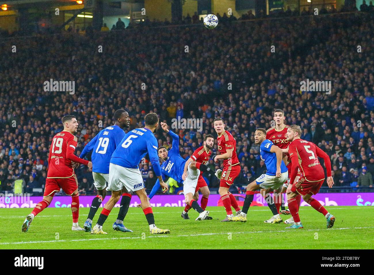 Glasgow, Reino Unido. 17 de diciembre de 2023. En la final de la competición de fútbol de la Copa Viaplay 2023/2024, Rangers jugó contra Aberdeen en Hampden Park, el Estadio Nacional de Escocia FA. Los Rangers ganaron 1 - 0, con el gol ganador marcado por James Tavernier, (Rangers 2) el Capitán de los Rangers, con una asistencia de Borna Barisic, (Rangers 31) en 78 minutos. Crédito: Findlay/Alamy Live News Foto de stock