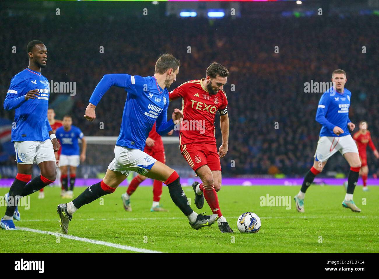 Glasgow, Reino Unido. 17 de diciembre de 2023. En la final de la competición de fútbol de la Copa Viaplay 2023/2024, Rangers jugó contra Aberdeen en Hampden Park, el Estadio Nacional de Escocia FA. Los Rangers ganaron 1 - 0, con el gol ganador marcado por James Tavernier, (Rangers 2) el Capitán de los Rangers, con una asistencia de Borna Barisic, (Rangers 31) en 78 minutos. Crédito: Findlay/Alamy Live News Foto de stock