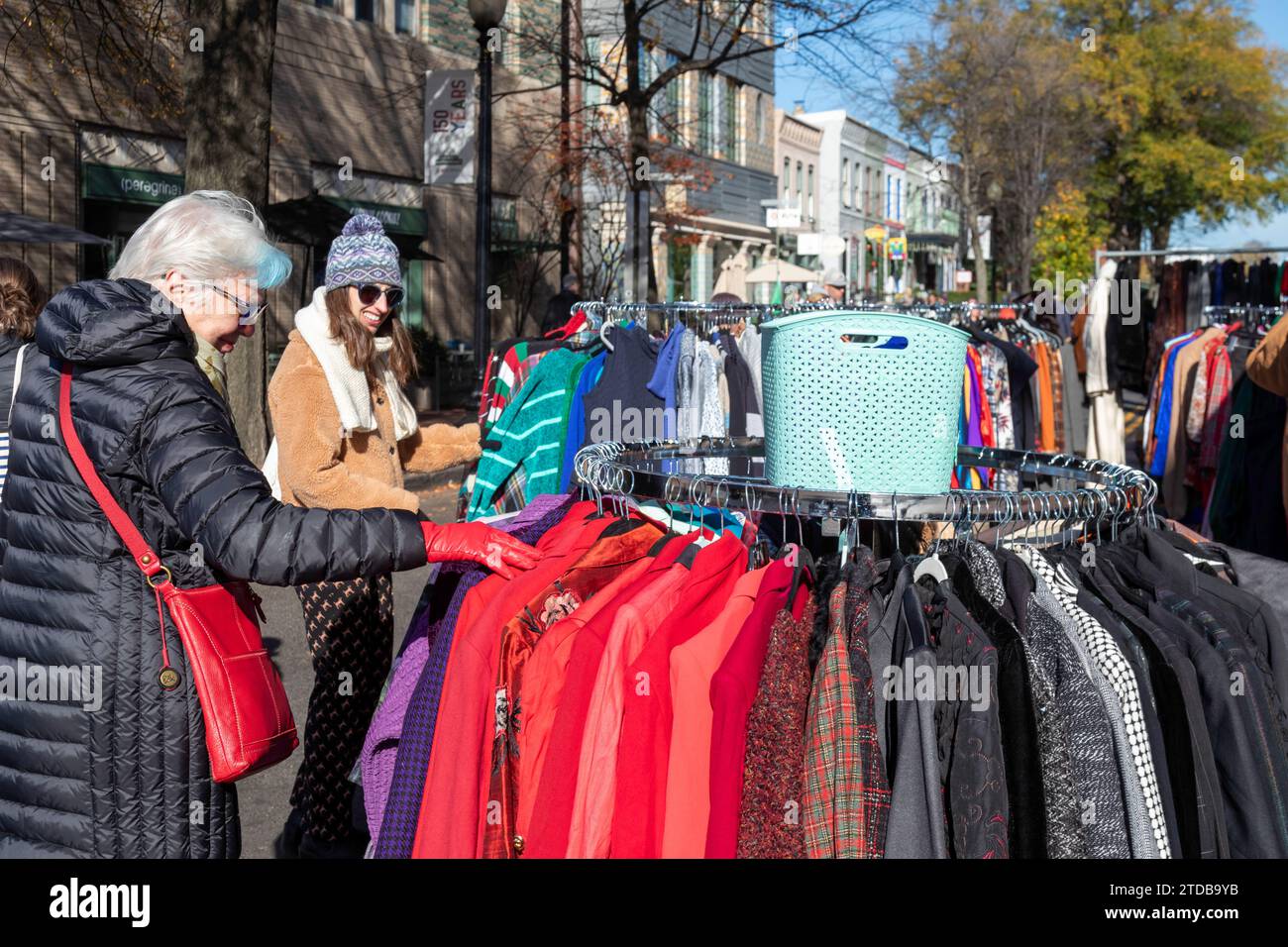 Washington, DC - Compradores de ropa en el mercado al aire libre semanal en el mercado oriental en Capitol Hill. Foto de stock